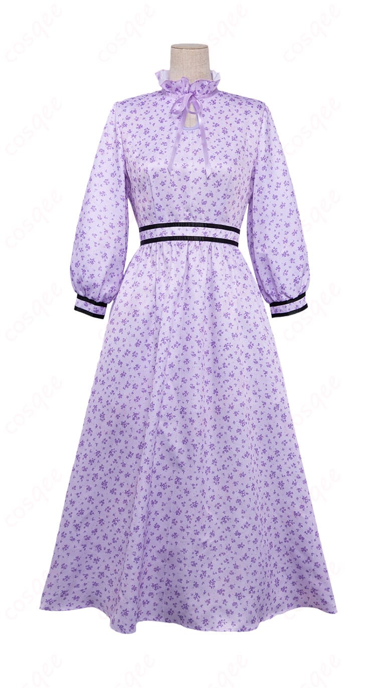 フェルン日常服ワンピースの正面全体図（紫地に小花柄、Aラインシルエット）