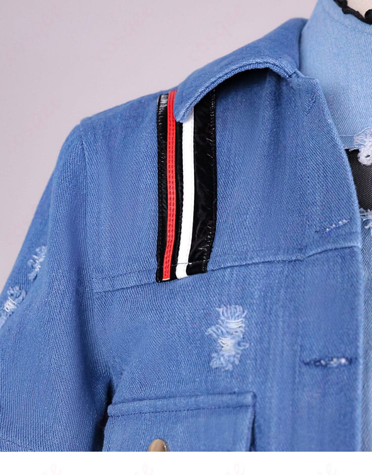 襟元の装飾・配色・材質感のディテール