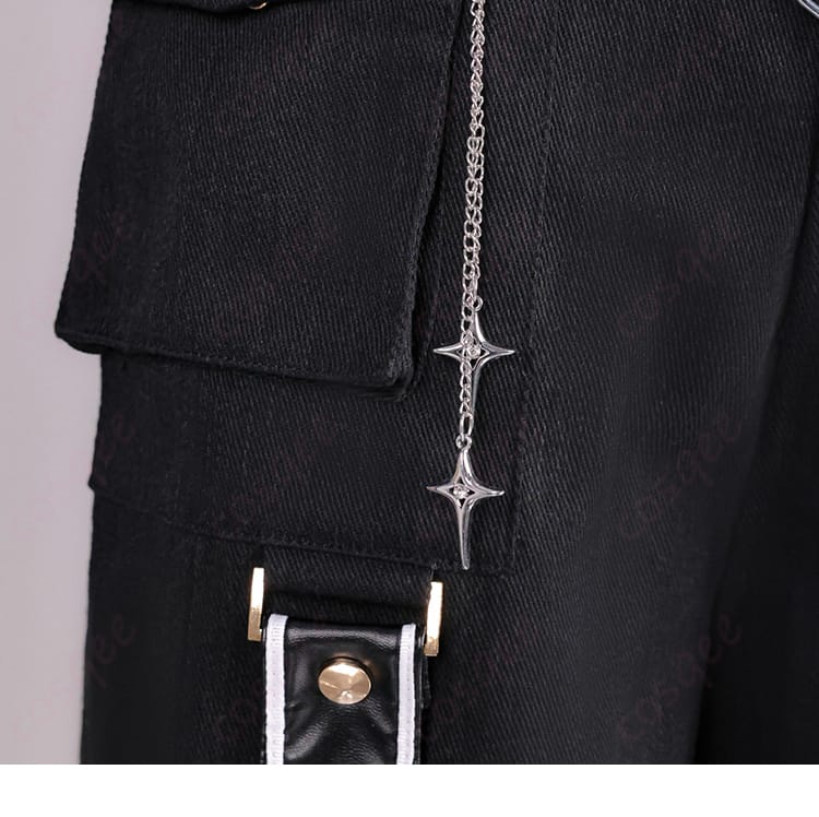 パンツのチェーン装飾と質感・長さのディテール