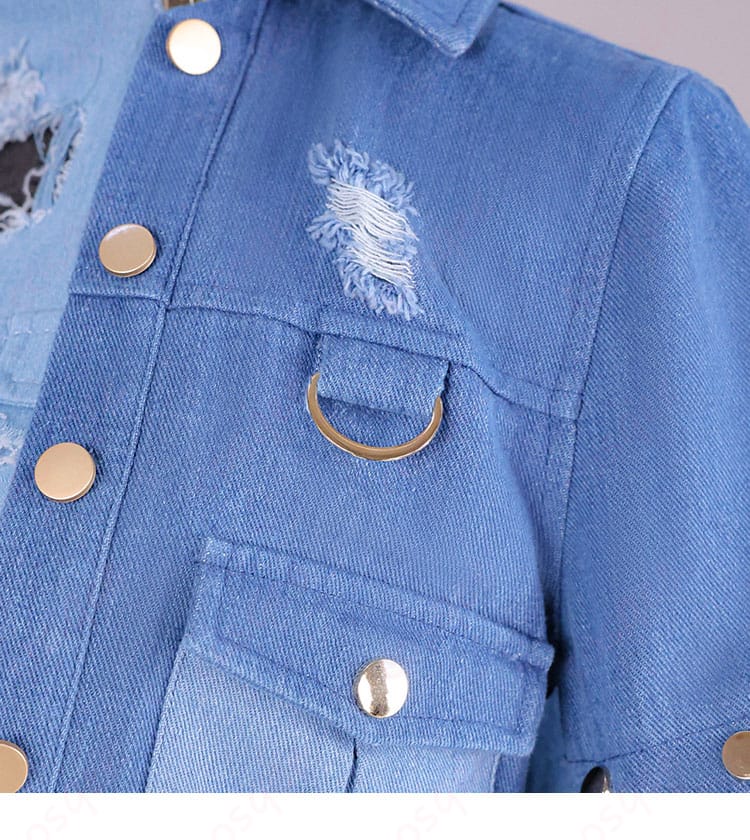 ジャケット胸元の装飾パーツと配置バランスのディテール