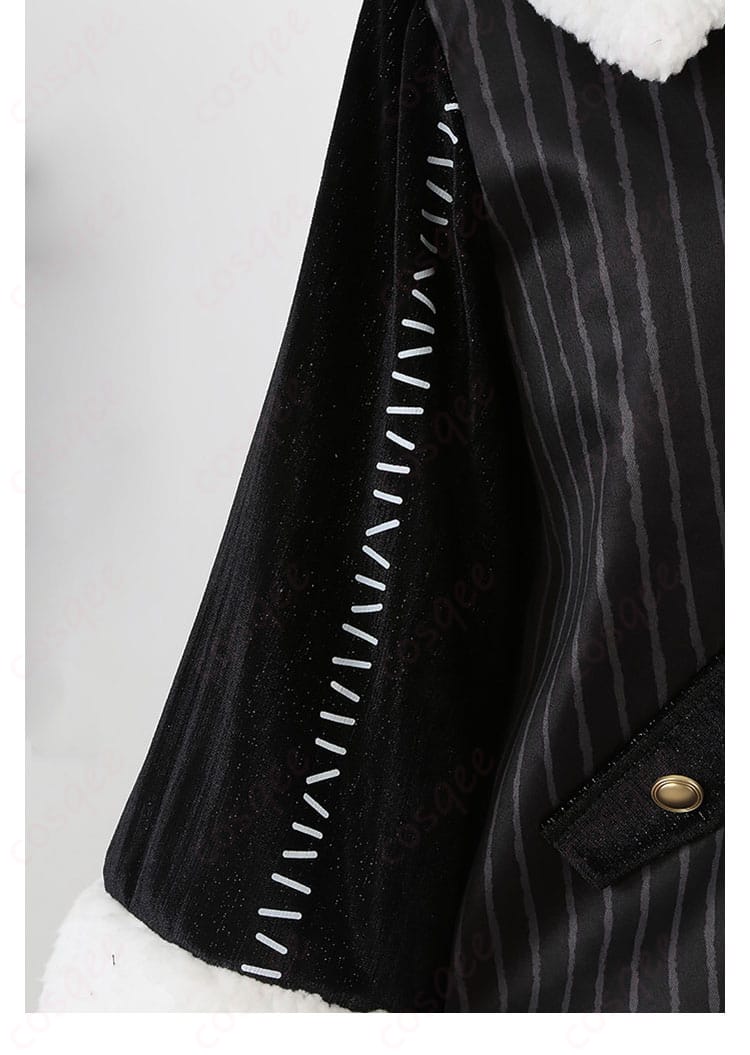 コートのストライプ装飾とトリムのコントラスト表現
