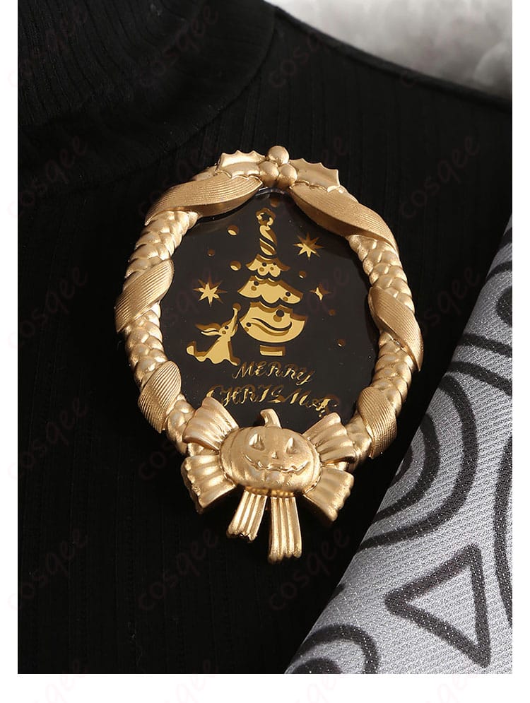 胸元ブローチと装飾パーツの質感・留め位置のディテール