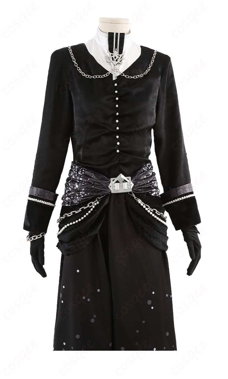 上衣の装飾アップ。胸元のブローチと装飾チェーンの質感が分かる