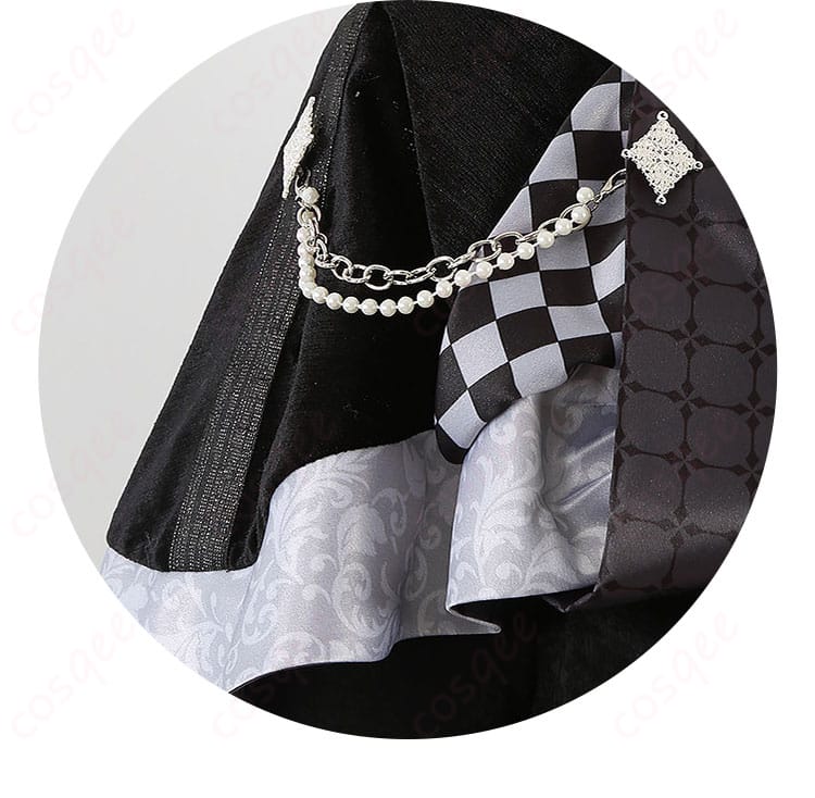 右胸の装飾クローズアップ。ブローチ固定とチェーン取り回しの詳細