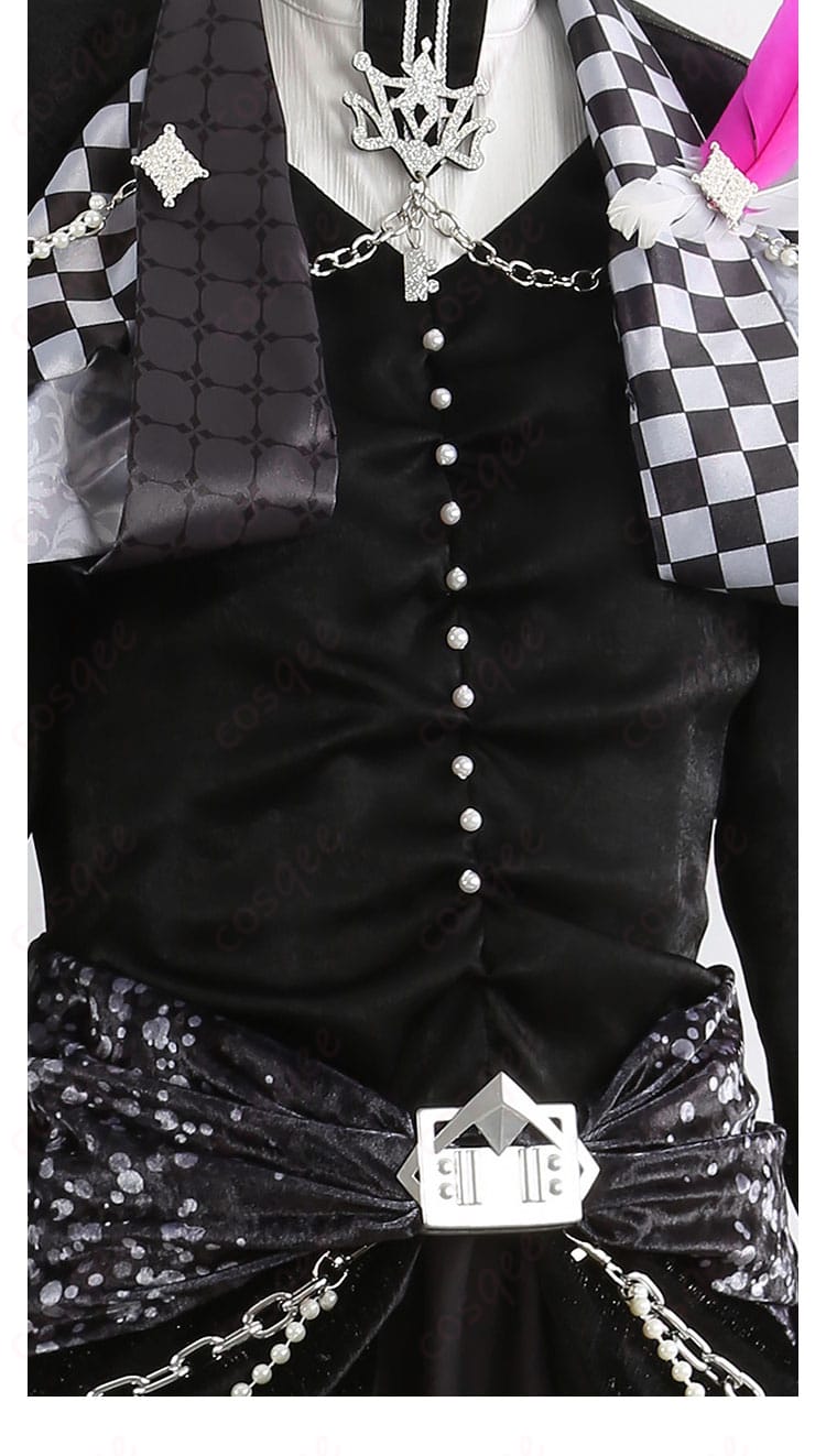 前開き周辺の装飾。留め具と前立ての仕立てが見える近接写真