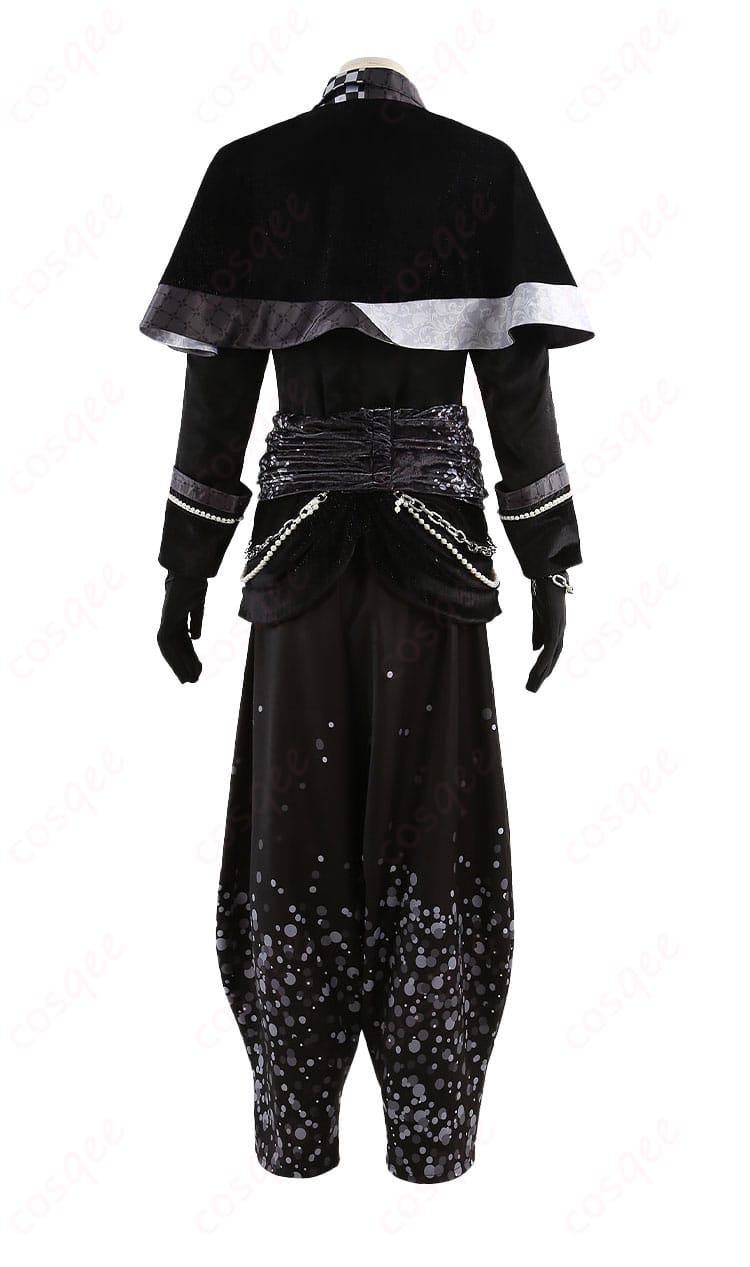 背面全体。マントのボリュームと背面のシルエットが分かるカット