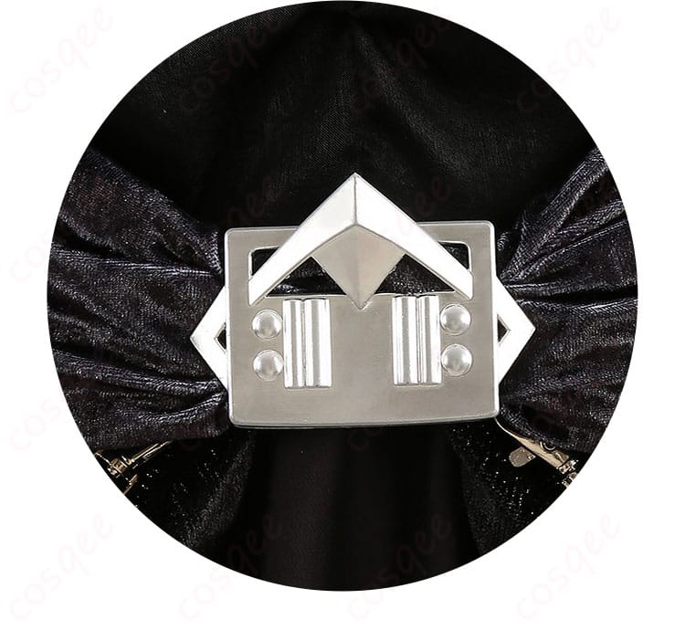 腰周りの装飾。コルセットベルトと腰チェーンでウエストを強調