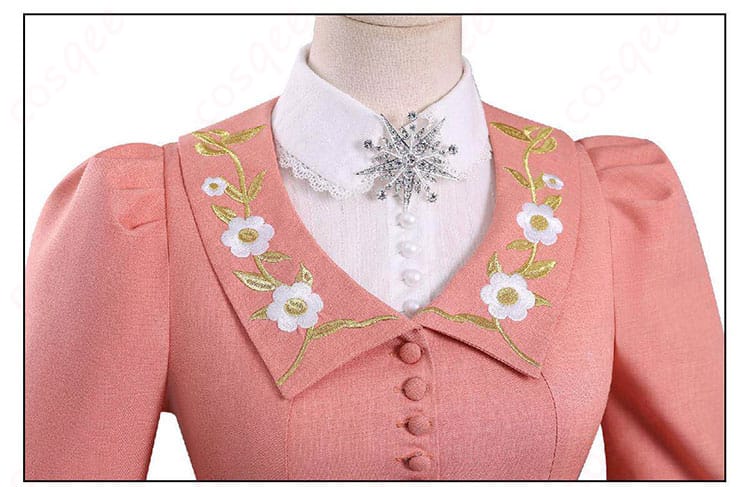 襟元の装飾とヨーロピアン風ディテールのクローズアップ