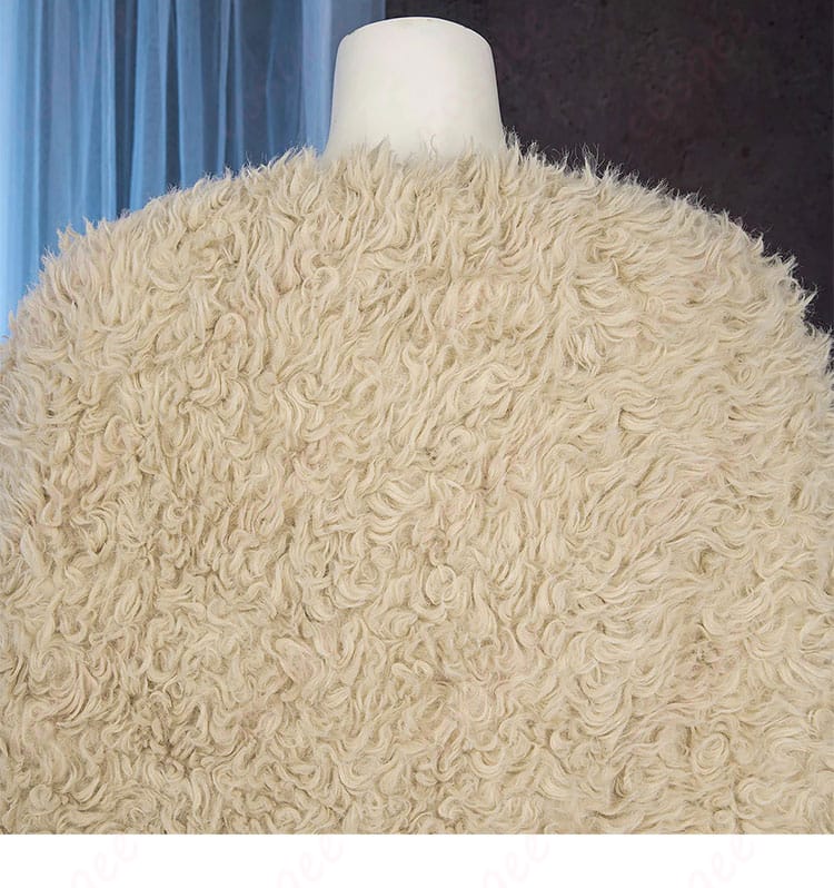 マント装飾のディテール（生地の張りとドレープ感）