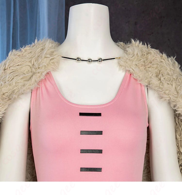 襟元装飾のクローズアップ（ネックラインの形状と留め仕様）