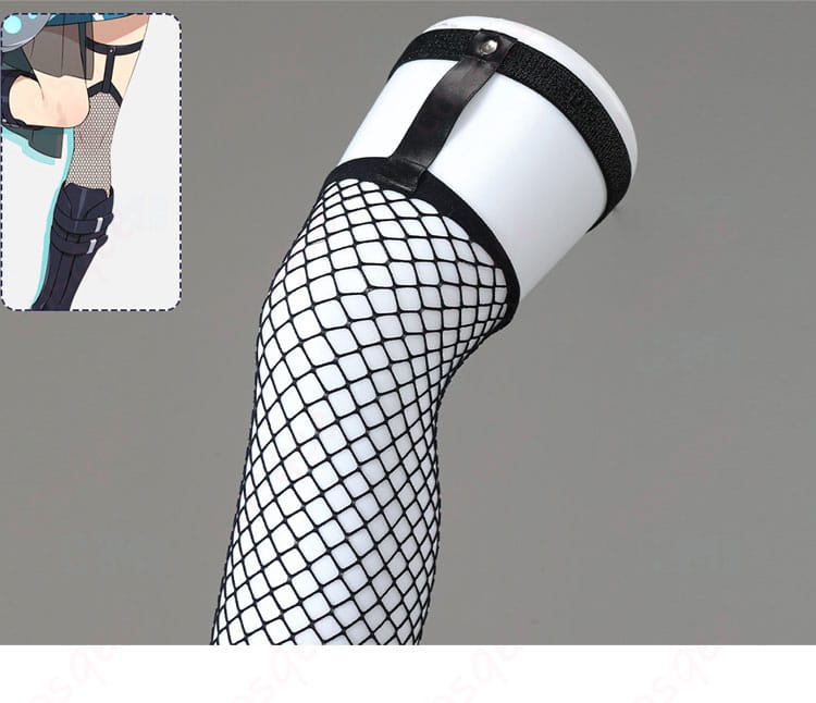 付属の網タイツの編み目と質感のクローズアップ