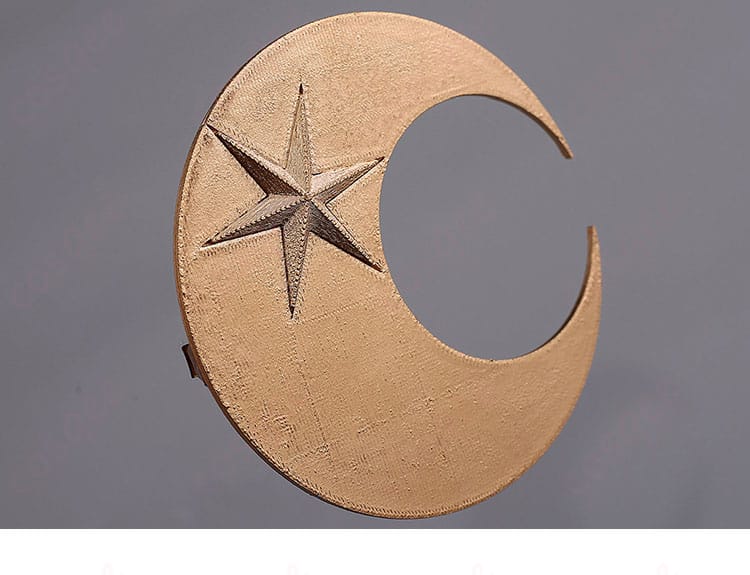 髪飾りパーツのアップ（色味と固定金具の構造）