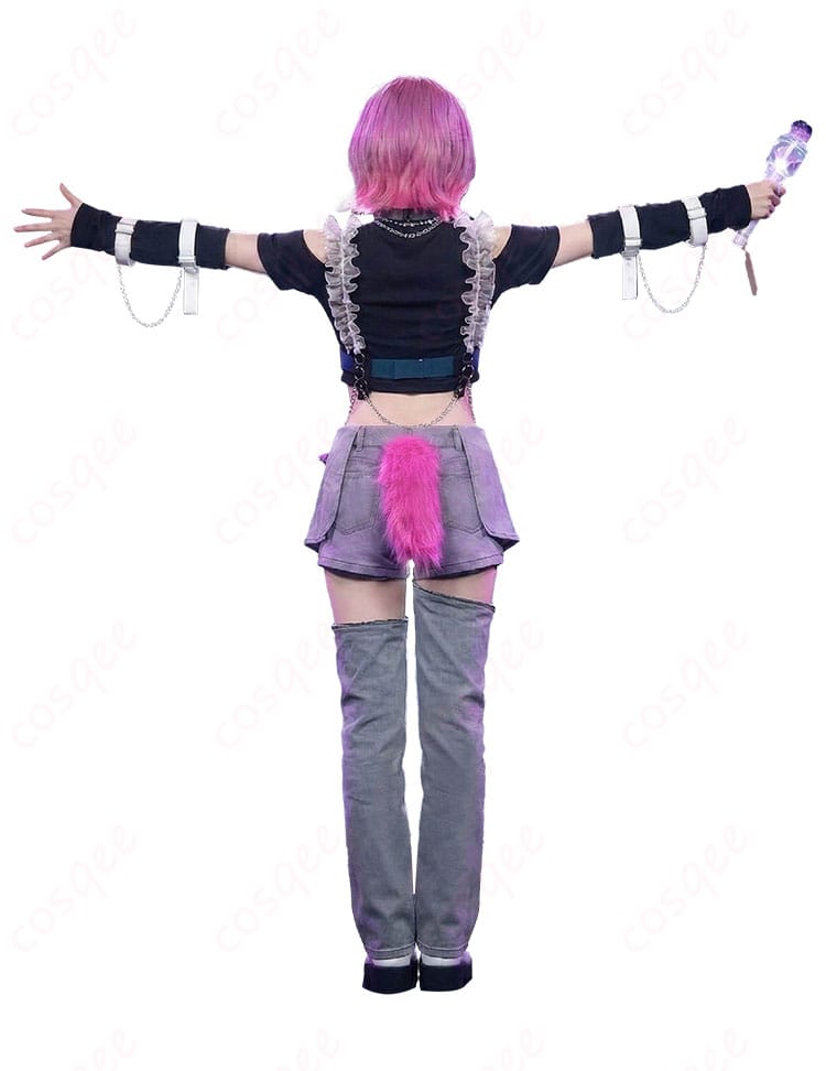 常闇トワ 6周年記念LIVE衣装の背面ディテール（ファスナー位置・尻尾・飾りチェーン）