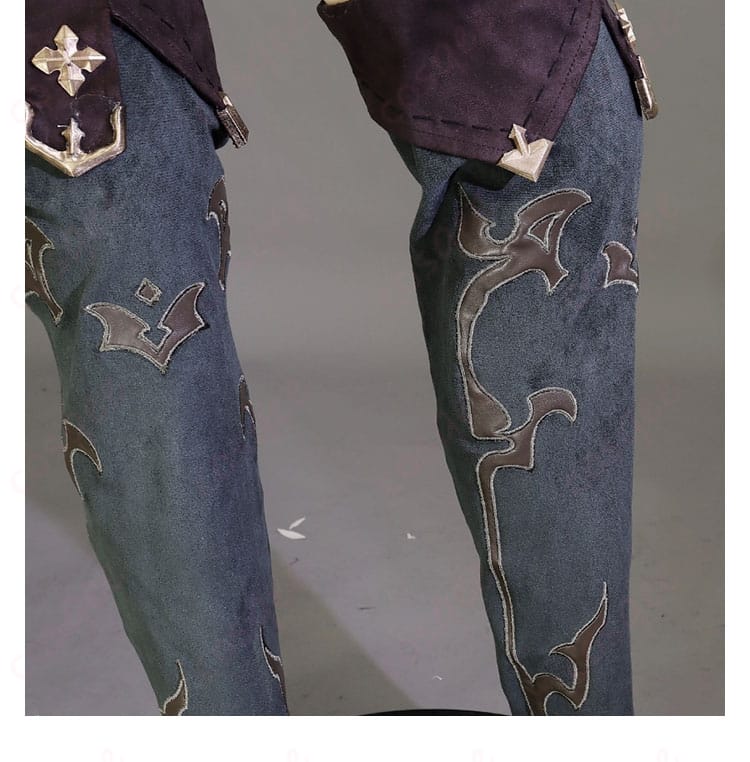 太もも飾りのバックル・金具・固定バンドのアップ（ズレにくい構造が見える）