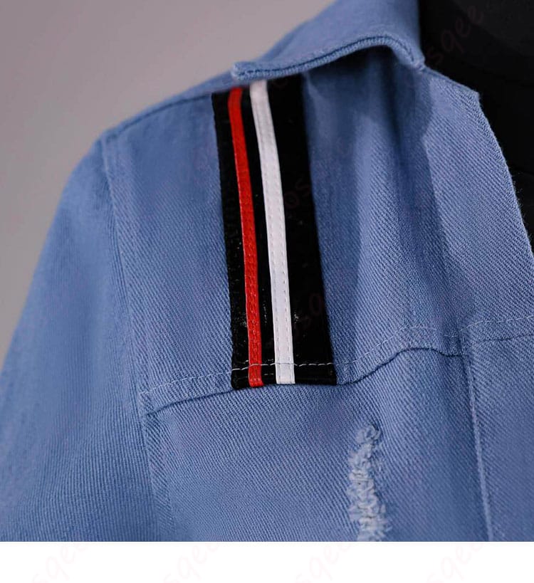 コート肩周りの装飾とエポレット風デザインのアップ