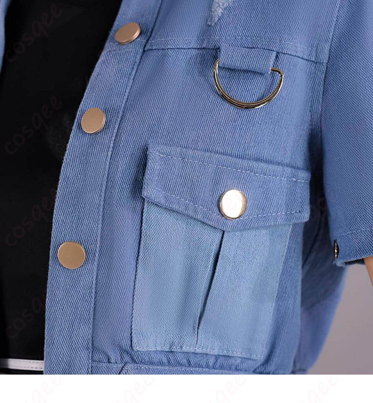 コート前面ボタン装飾と金属調ディテールのクローズアップ