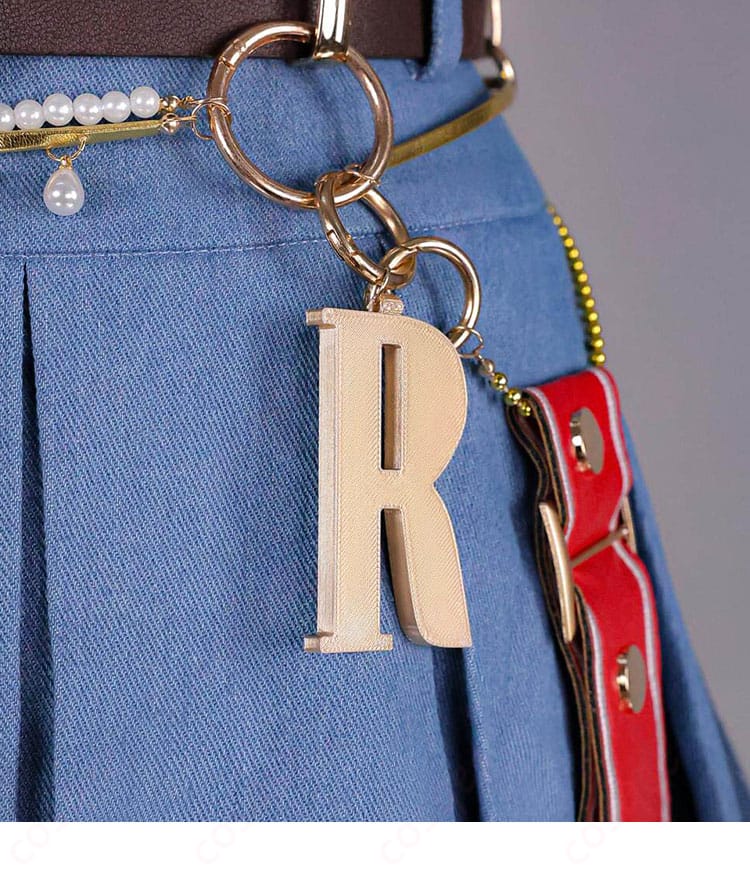 腰元“R”イニシャルチャームの質感と取り付け部