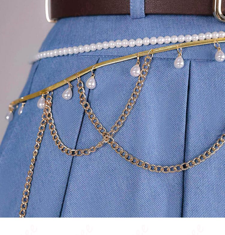 腰回りのチェーン装飾とレイヤードベルトの見え方