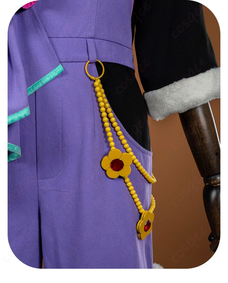 腰部装飾のクローズアップ（チャームと金具）