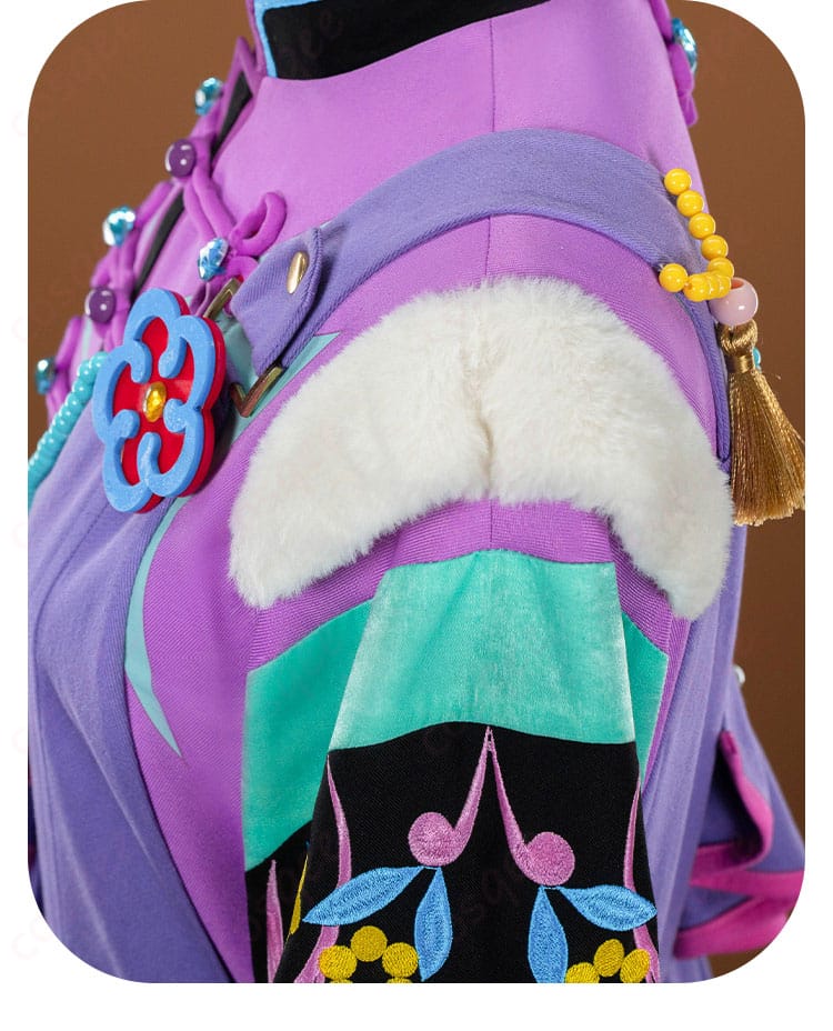 肩口装飾のクローズアップ（エポレット風意匠）