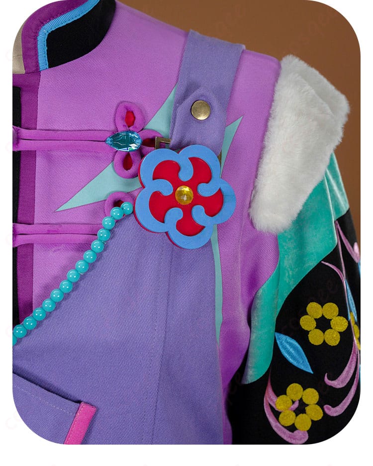 胸元飾りの詳細（ブローチとチェーンの固定方法）