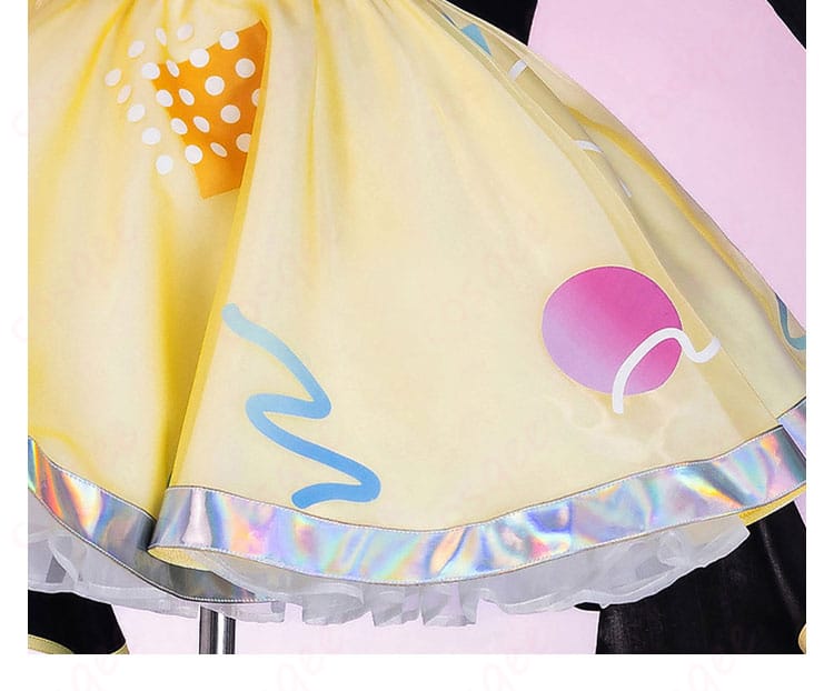 スカート裾の装飾・プリーツとトリムの質感ディテール