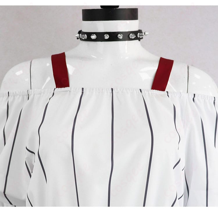 チョーカーの星型装飾とネック周りのディテール接写