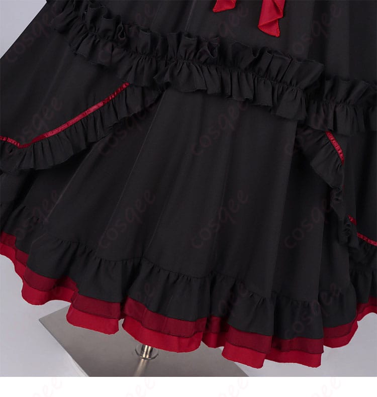 スカート裾の装飾ステッチとフレア感のディテール