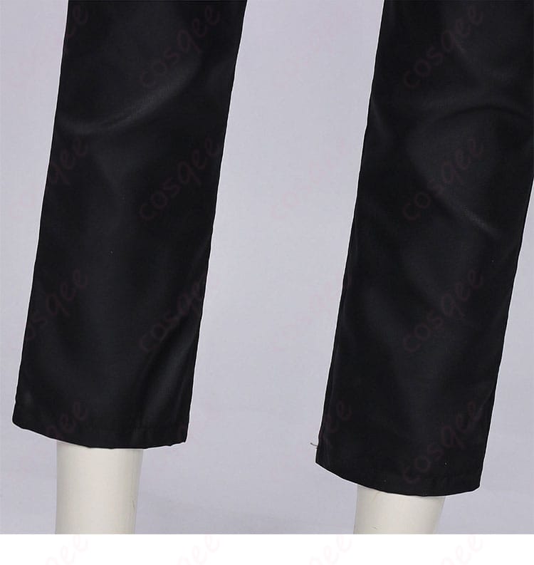 パンツ裾とステッチの近接（ハリ感のある生地とライン）