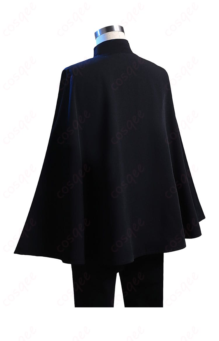 マント背面の縫製ラインと生地質感のディテール