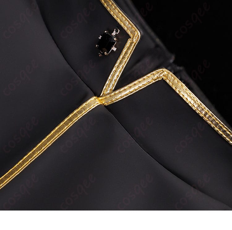 襟元の装飾とボタン意匠の接写。端正な仕立てと素材感が伝わるディテール画像