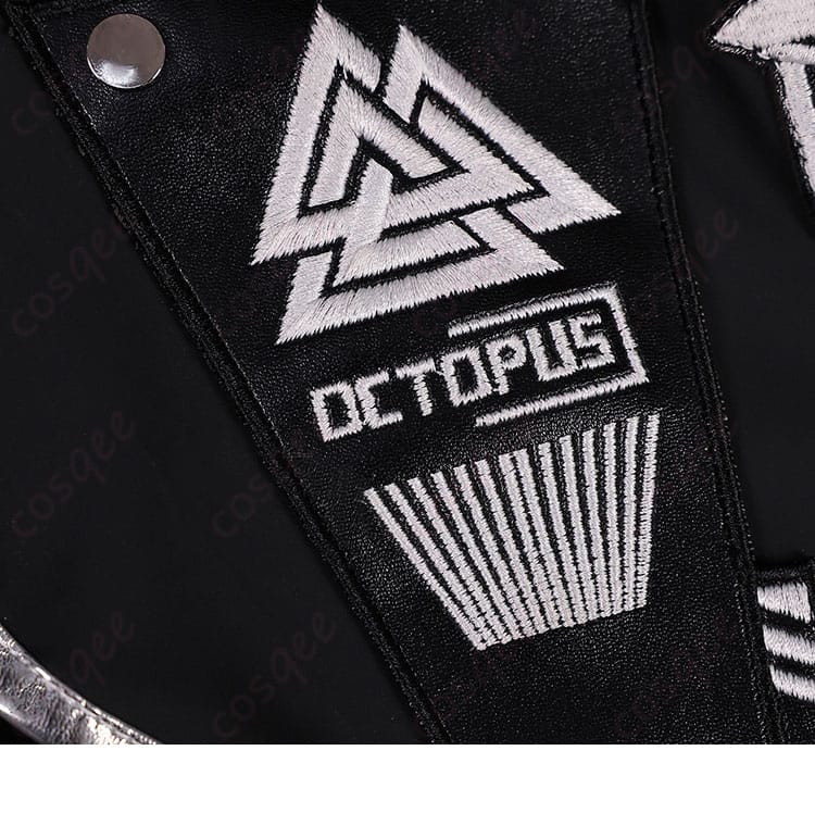 衣襟の徽章モチーフと留め具のクローズアップ。質感と固定方法が分かるディテール画像