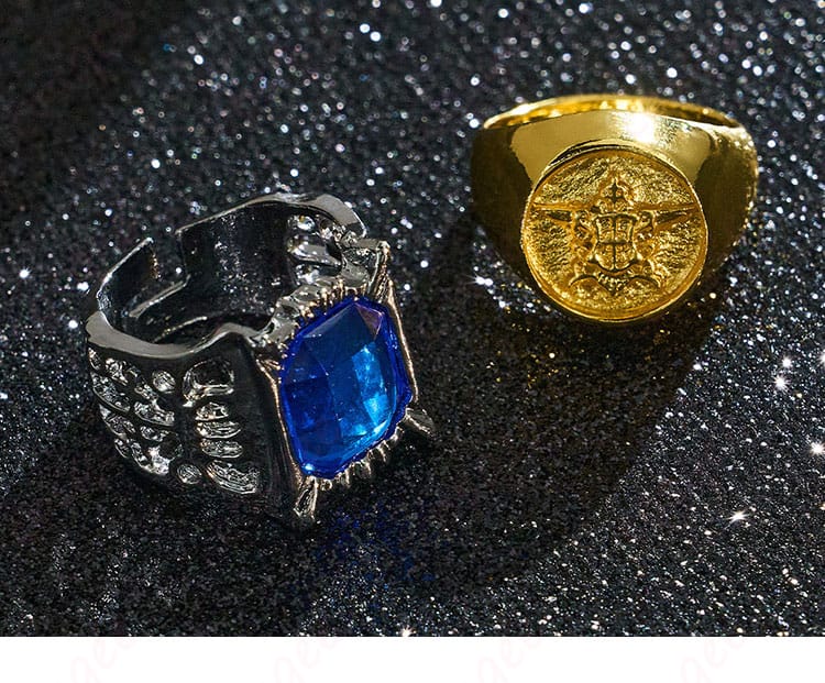 付属の指輪ディテール。手元アップで宝飾の存在感と質感を示し、シエルの象徴的アクセサリーを強調。