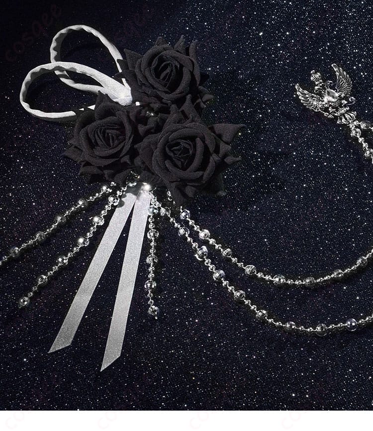 胸飾りとリボンの近接写真。装飾の立体感と配置、縫製の仕上がりが分かるディテール画像。