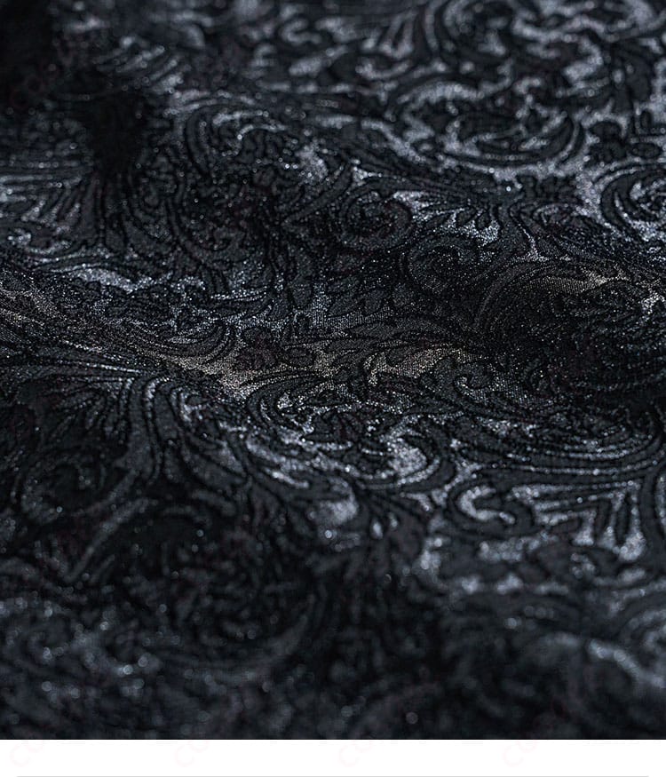 衣装の装飾と生地表面の質感アップ。ゴシックな装飾意匠と陰影の映えるテクスチャを確認できる画像。
