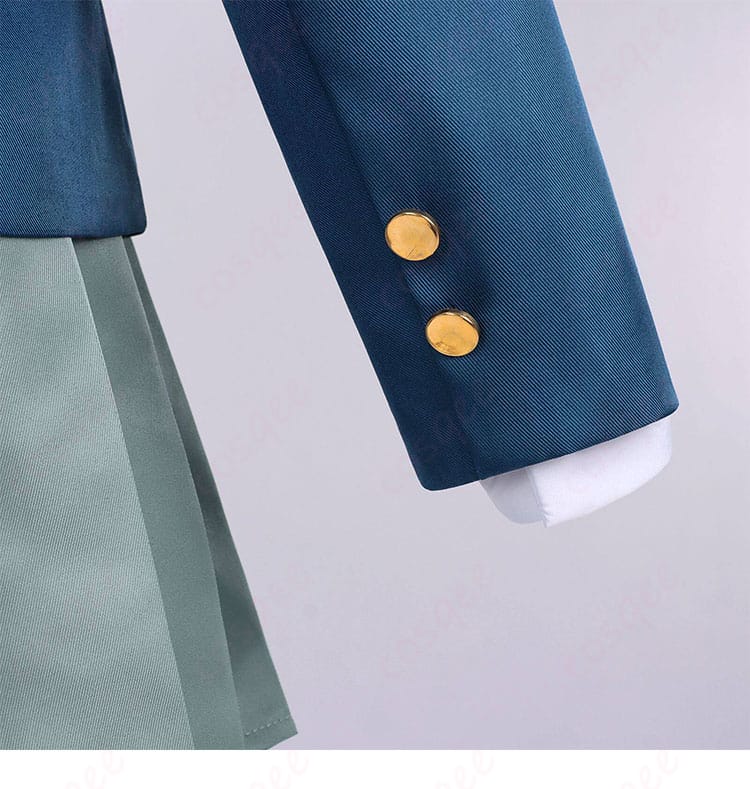 袖口装飾の近接。カフスのラインとボタン留めの仕上げを確認