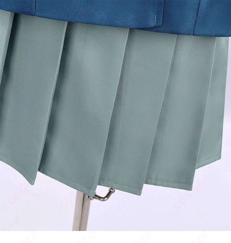 スカートのプリーツと裾始末のディテール。Aラインの揺れ感を表現