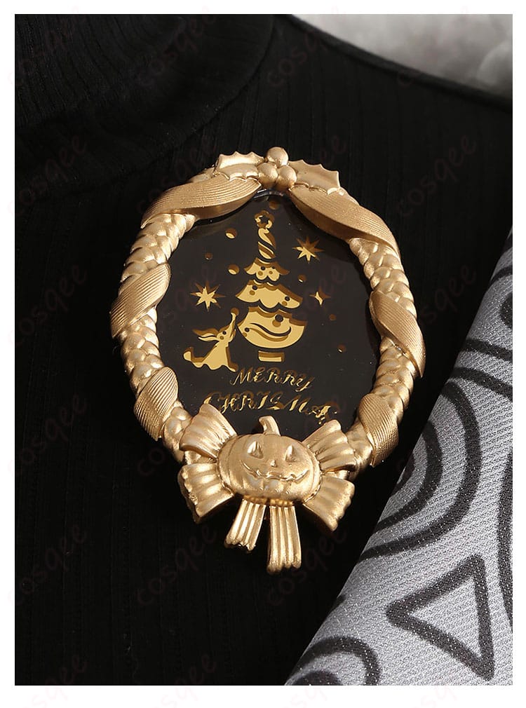 胸元ブローチと胸飾りの配置・質感ディテール