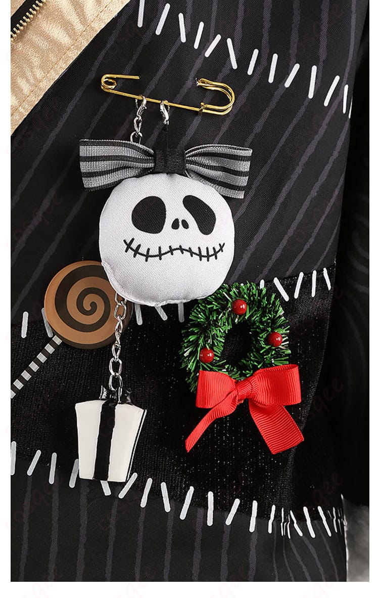 胸前に掛かるチェーン風装飾のデザインと固定方法