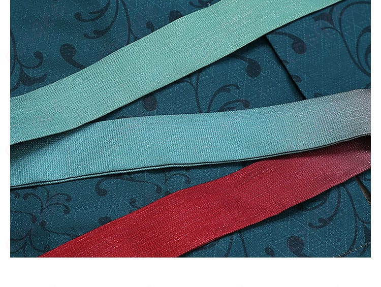 付属アクセサリーの近接。ベルト金具と腰チェーンの質感・カラーコーディネートを強調。