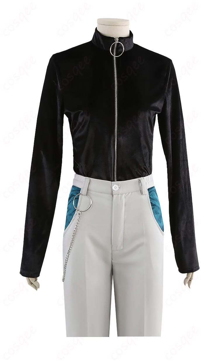 インナー黒長袖の近接。ストレッチベロアの起毛感とフィット感、襟ぐりの仕立てを確認。