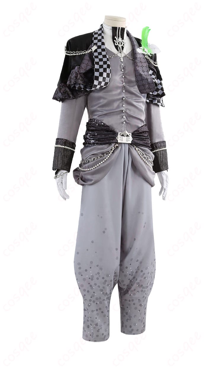 千 10周年記念衣装の側面。マントのドレープと腰チェーンの見え方を強調した画像