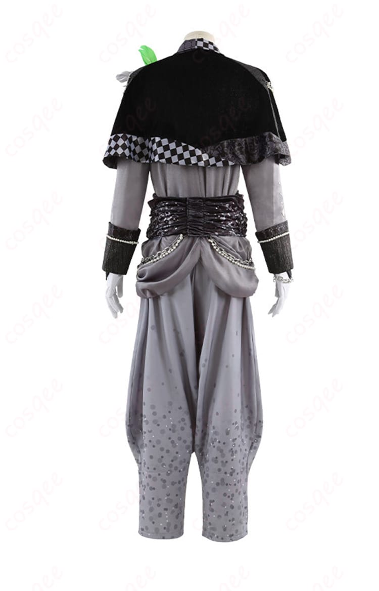 千 10周年記念衣装の背面。マントの落ち感と背面装飾の配置が分かる画像