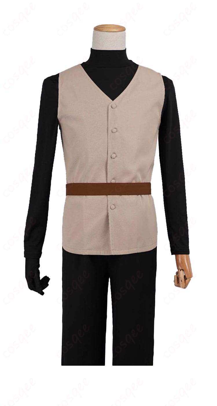 衣装背面の細部アップ(マント端処理とコート裾の仕上げ)