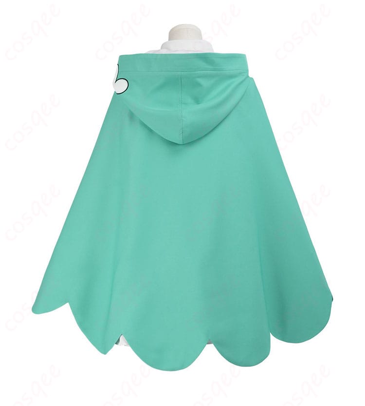 マント背面のディテール。ドレープとボリューム感、背面シルエットの流れを確認できる画像