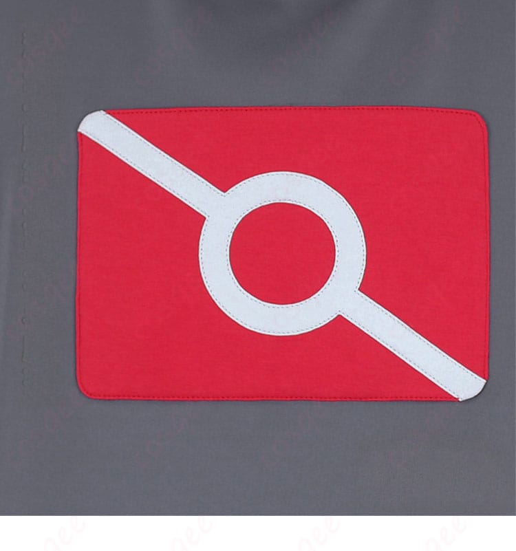 ゴウ 通常衣装パーカーの胸元ロゴ装飾ディテール。発色と輪郭の精度をクローズアップ