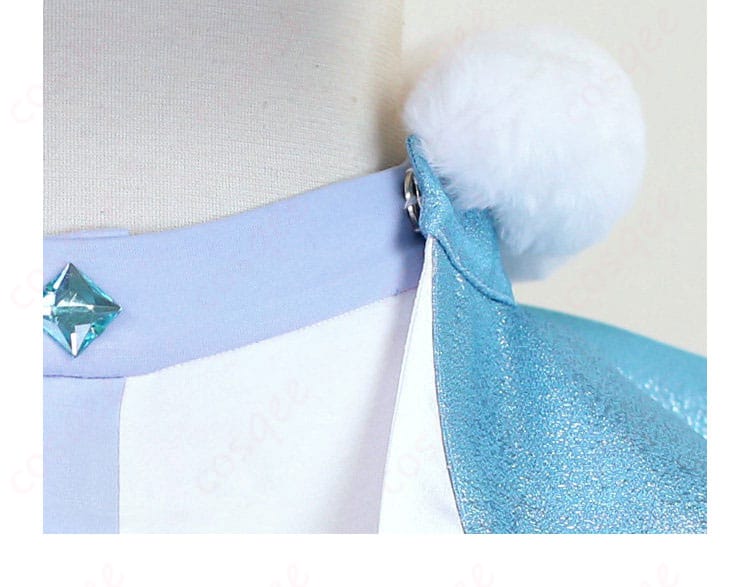 トップス前面の留め具装飾ディテール。縫製のステッチ感を確認