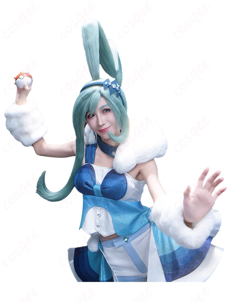 首元のチョーカー風ネックアクセと留め具のアップディテール