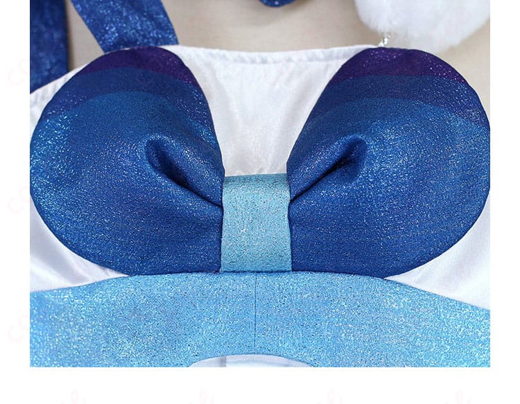 衣襟のデコレーション部分の近接カット。立体パーツの質感が分かる