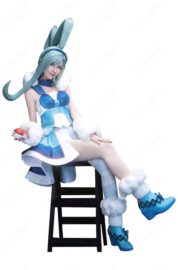 右側から見た着用参考。スカートの広がりと腰飾りのボリューム感が分かる角度